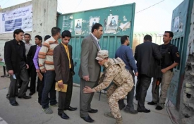 Kontroly voličů v Bagdádu.