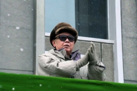 Vůdce KLDR Kim Čong-il se zúčastnil otevření textilní továrny.