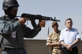 Britský premiér Gordon Brown přihlíží výcviku afghánského policisty.