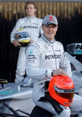 Piloti Mercedesu Michael Schumacher (vpředu) a Nico Rosberg.