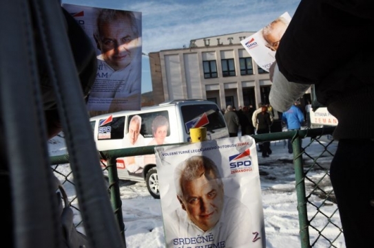 Plakáty s Milošem Zemanem lákaly na mítink s guru SPO.