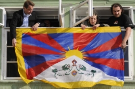 Tibetská vlajka v okně poslaneckého klubu Strany zelených.