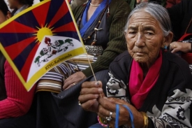 Tibeťané v Nepálu protestují proti čínské okupaci jejich země.