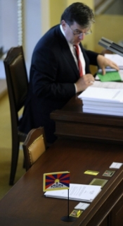 Předseda sněmovny Miloslav Vlček je proti vyvěšení tibetské vlajky.