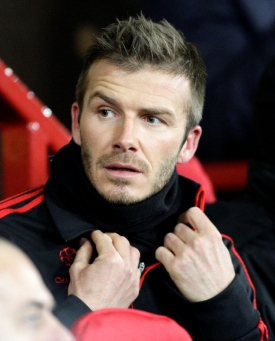 David Beckham na lavičce náhradníků při svém návratu do Manchesteru.