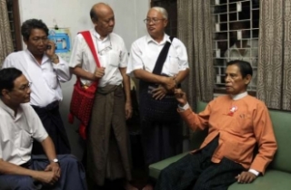 Členové NLD vítají propuštěnce z vězení Tin U (jeden z vůdců strany).