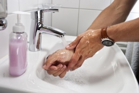Správné mytí rukou chrání před žloutenkou i chřipkou.