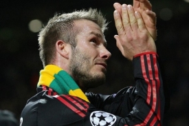 Dojatý David Beckham tleská příznivcům Manchesteru.