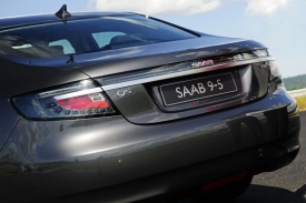 Saab 9-5 má sice podvozek Opelu Insignia, ale to nemusí být na škodu.
