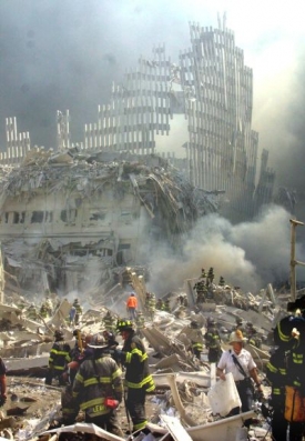 Záchranáři odklízejí trosky dvojčat 11. října 2001.