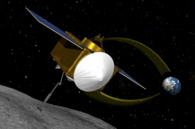 Sonda OSIRIS-REx odebere vzorek pomocí robotické paže.