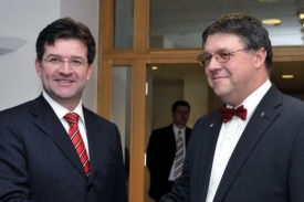Juraj Chmiel (vpravo) brání projekty, které jako velvyslanec posvětil.