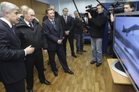 Michail Pogosjan ukazuje Vladimiru Putinovi test Suchoje T-50.
