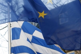 Eurozóna Řecku vypomůže 25 miliardami, píše Guardian.