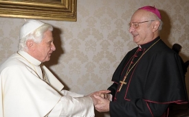 Benedikt XVI. a německý arcibiskup Robert Zollitsch.