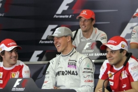 Michael Schumacher (uprostřed), nad ním smějící se Jenson Button.