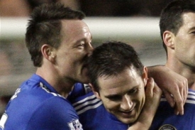 Fotbalisté Chelsea Terry a Lampard se radují ze zisku tří bodů.