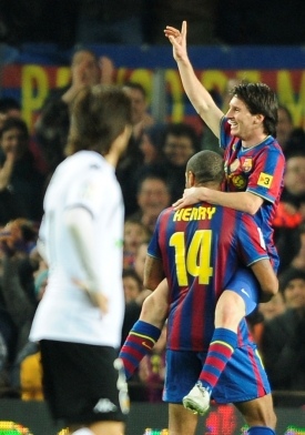 Lionel Messi (vpravo) se raduje z gólu s Thierry Henrym.