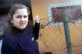 Sabina Podraná ukazuje na okno, kterým proletěla zápalná lahev.
