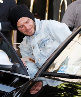 David Beckham opouští kliniku ve Finsku, kde se podrobí operaci.