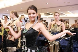 Finalistka Jitka Válková představila vybraný model šatů.
