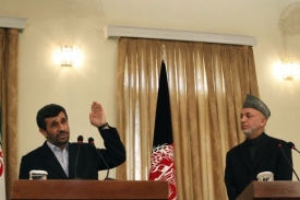 Íránský prezident Ahmadinejad (vlevo) a afghanský prezident Karzai.