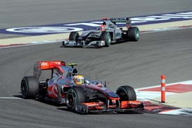 Závod v Bahrajnu, nudné kroužení s bezpečnými rozestupy.