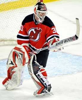 Martin Brodeur s hokejkou hrát umí.
