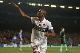 Samuel Eto'o z Interu slaví vstřelený gól.