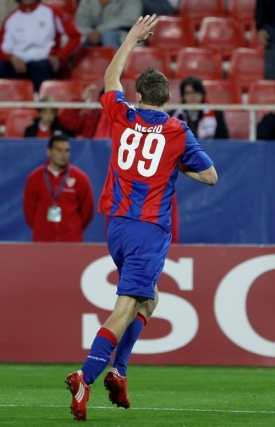 Tomáš Necid slaví gól do sítě Sevilly.