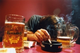 Alkohol někdy zmáhá i mladší (ilustrační foto).