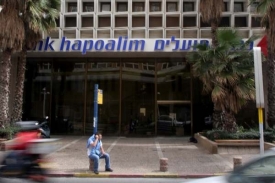 Bankéře Bank Hapoalim, který obchodoval s Kellnerem, šetří policie.
