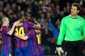 Fotbalisté Barcelony se radují ze vstřelení branky.