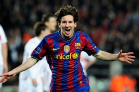 Lionel Messi slaví gól v osmifinále Ligy mistrů.