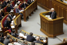 Když si politici 'nerozumějí'. Premiér Azarov v parlamentu.