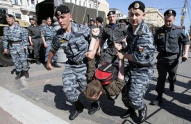 Policie pacifikuje opoziční demonstranty v Moskvě.