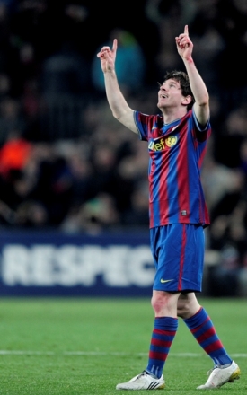 Lionel Messi ukazuje, odkud má svůj fotbalový talent.