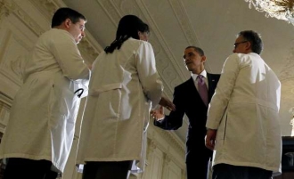 Prezident se zdravotníky v Bílém domě.