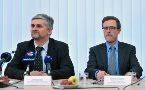 Jan Dusík na tiskové konferenci oznamuje svou rezignaci.
