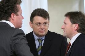 Vlivný ruský poslanec Jevgenij Fjodorov (uprostřed).