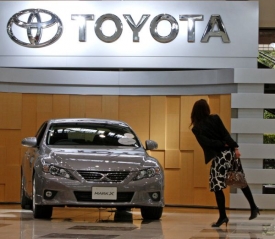 Hybridní vůz Toyota. Automobilka zavinění odmítá.