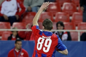 Tomáš Necid oslavuje gól do sítě Sevilly.