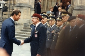 Snímek z jedné z předchozích Charlesových návštěv Prahy.