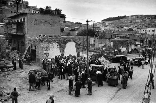 Ulice jordánského Ammánu plné palestinských uprchíků roku 1949.