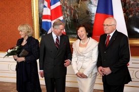 Úsměvy na Hradě. Prezidentský pár s princem Charlesem s chotí.