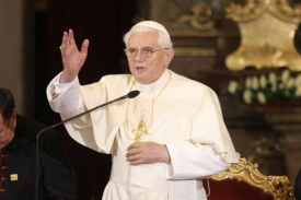 Benedikt XVI. pokáral biskupy. Odpovědnost Vatikánu však nepřiznal.