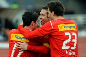 Hráči Plzně se radují z gólu.