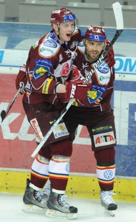 Jakub Langhamer a Martin Ručinský (vpravo) se radují z gólu.