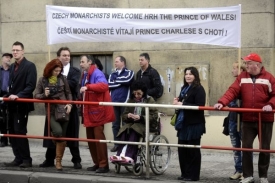 Na britského následníka čekali i čeští monarchisté s transparentem.