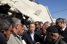 Generální tajemník OSN Pan Ki-mun (uprostřed) při návštěvě pásma Gazy.